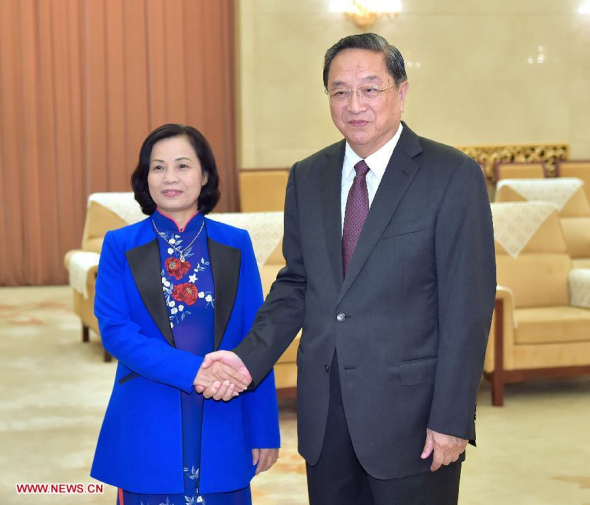 Yu Zhengsheng (R), chairman of the National Committee of the Chinese People's Political Consultative Conference (CPPCC), meets with Vice President of the Vietnam Fatherland Front (VFF) Central Committee Bui Thi Thanh in Beijing, capital of China, Oct. 20, 2015. (Photo: Xinhua/Li Tao)