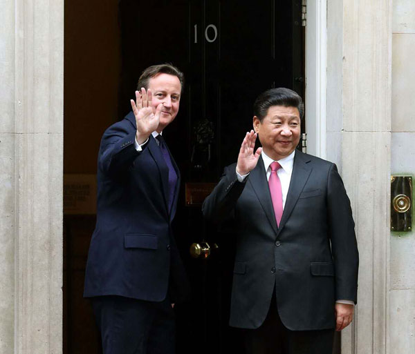 China's President Xi Jinping (R) is welcomed by Britain's Prime Minister David Cameron to 10 Downing Street, in central London, Britain, October 21, 2015.(Wu Zhiyi/China Daily)