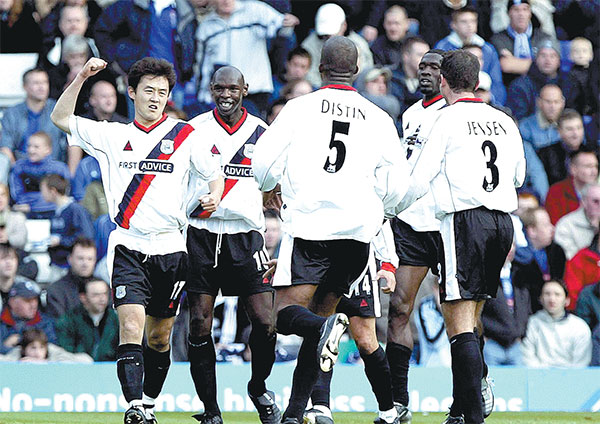 Sun Jihai (left) celebrates scoring his fi rst goal as Manchester City beat Birmingham City 2-0 in the Premiership match at St Andrews, Birmingham, on Oct 26, 2002. (Photo provided to China Daily)