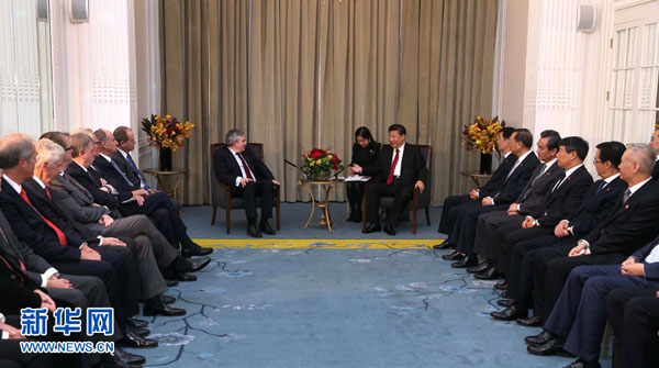 President Xi Jinping meets with British representatives including former UK prime minister Gordon Brown (L, back) in London, Oct 22, 2015.(Photo/Xinhua)