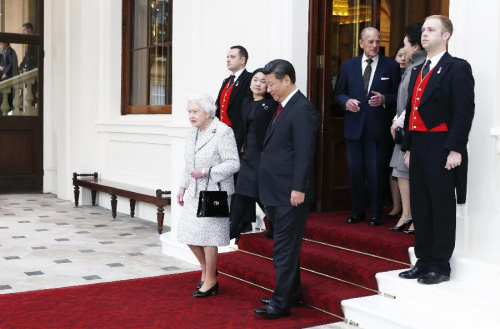 Chinese President Xi Jinping (R, front) and his wife Peng Liyuan bid farewell to British Queen Elizabeth II (L, front) and her husband Prince Philip, Duke of Edinburgh, at Buckingham Palace in London, Britain, Oct. 22, 2015. (Photo: Xinhua/Ju Peng)