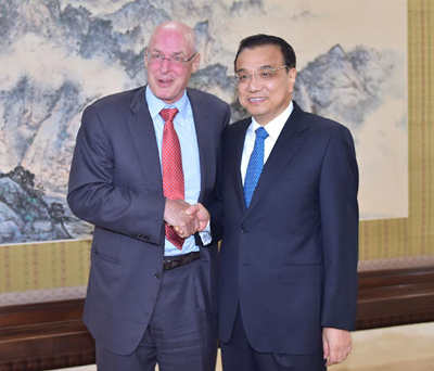 Chinese Premier Li Keqiang (R) meets with former U.S. Secretary of the Treasury Henry Paulson in Beijing, capital of China, Oct. 22, 2015. (Photo: Xinhua/Li Tao)