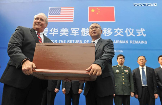 Photo taken on Oct. 22, 2015 shows the handover ceremony for the remains of U.S. pilots at Jianchuan Museum in Chengdu, capital of southwest China's Sichuan Province. (Xinhua/Xue Yubin) 