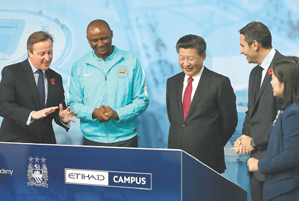 British Prime Minister David Cameron, former Manchester City star Patrick Vieira, President Xi Jinping and Manchester City Chairman Khaldoon Al Mubarak visit the City Football Academy in Manchester on Friday. (Wu Zhiyi/China Daily)