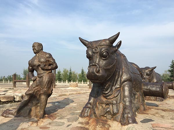 Iron oxen and iron men built during the Tang Dynasty (AD 618-907) stand where the Yellow River once flowed. They were used to rivet the pontoon bridge of an ancient ferry. (Photo by Xu Lin/China Daily)