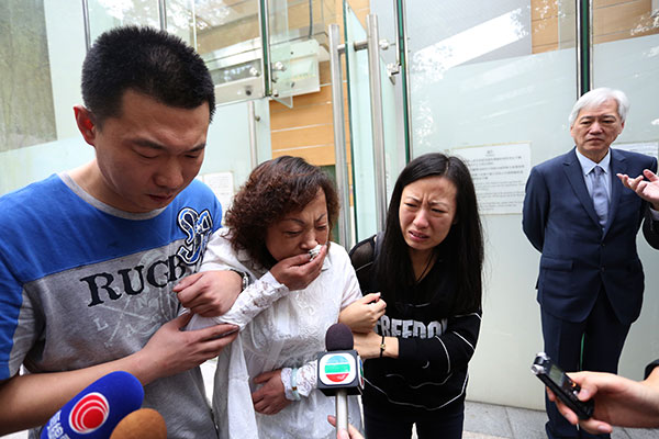 Relatives of Miao Chunqi, 54, go to identify his body at a mortuary in Hong Kong on Thursday. Miao was beaten to death after trying to stop an argument in a jewelry shop.(Photo/CHINA DAILY)