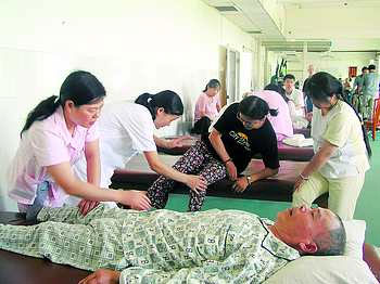 The file photo shows medical workers treating some stroke patients at Mawangdui Hospital in central Chinas Hunan province. (Photo/Changsha Evening News)