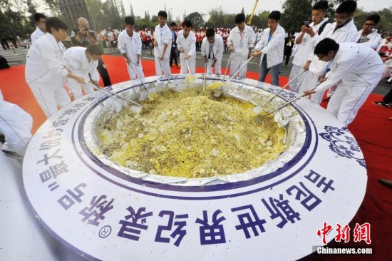 Four tonnes of fried rice in Yangzhou. (Photo/CFP)