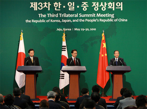 Then Premier Wen Jiabao (right), then President of the Republic of Korea Lee Myung-bak (center) and then Japanese Prime Minister Yukio Hatoyama (left) attend a press conference during the 3rd China-Japan-ROK trilateral summit in Jeju, May 30, 2010. (Photo/Xinhua)
