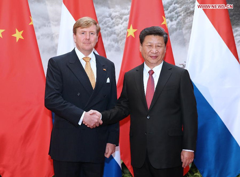 Chinese President Xi Jinping (R) holds talks with King of the Netherlands Willem-Alexander in Beijing, capital of China, Oct. 26, 2015. (Photo: Xinhua/Ma Zhancheng) 