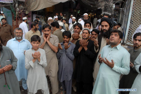Pakistani people pray as they gather outside after a severe earthquake in northwest Pakistan's Peshawar, on Oct. 26, 2015. At least 64 people were killed and over 400 others injured when an earthquake measuring 8.1 on the Richter scale hit Pakistan on Monday, local media and met office reported. (Photo: Xinhua/Umar Qayyum)