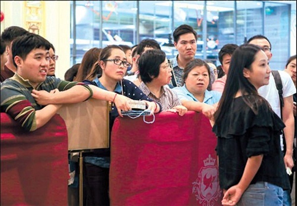 People line up in front of the JENNY BAKERY at Global Harbor mall in Putuo District when it opened on Friday.(Jia Yanan)