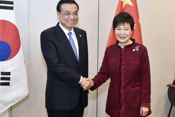 Premier Li Keqiang (L) meets with South Korean President Park Geun-hye in Milan, Italy, Oct 16, 2014. (Photo/Xinhua) 