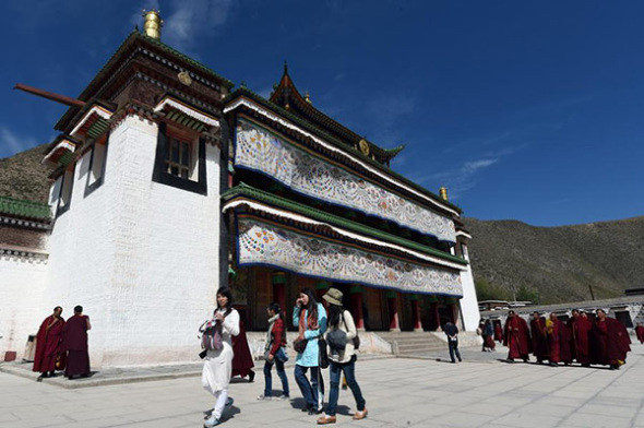 Tourists visit the Labrang Monastery in Gansu province, Sept 15, 2015. (Photo/Xinhua)