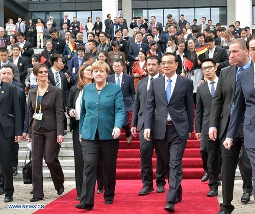 Chinese Premier Li Keqiang and German Chancellor Angela Merkel visit Hefei University in Hefei, capital of east China's Anhui Province, Oct. 30, 2015. (Xinhua/Li Tao)  