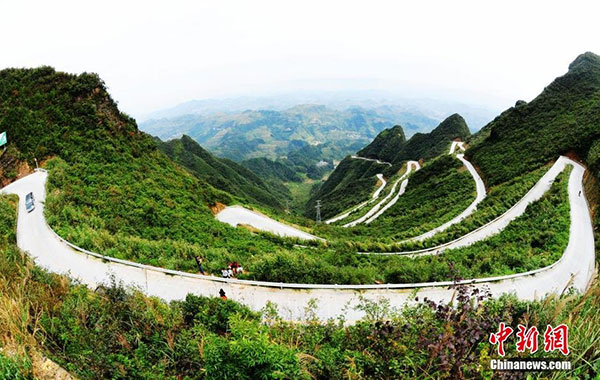 Photo shows the winding road which boasts 45 turns in Xiushan county, Chongqing. (Photo/Chinanews.com)