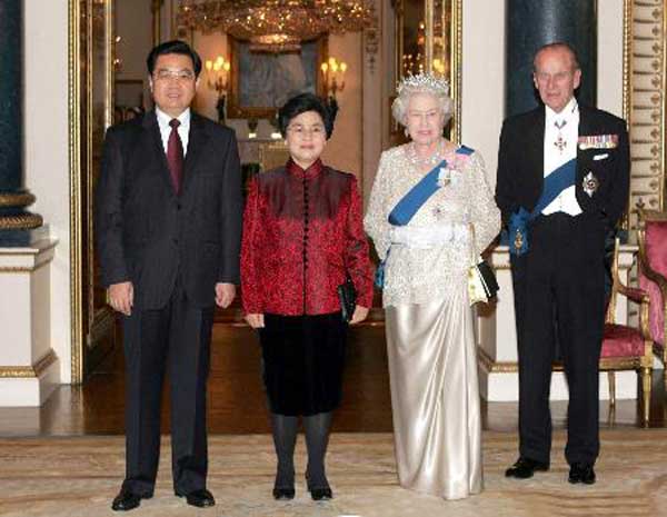Then President Hu Jintao and first lady Liu Yongqing are welcomed by Queen Elizabeth II and her husband Prince Philip in London, Nov 8, 2005. (Photo/Xinhua)