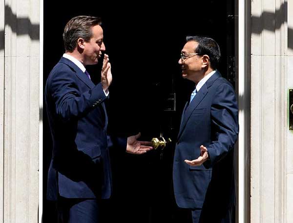 Premier Li Keqiang holds a meeting with British Prime Minister David Cameron in London, June 17, 2014. (Photo/Xinhua)