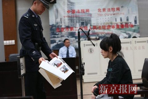 Wan was presented with evidences during the trial. (Photo/ Beijing News) Wan was presented with evidences during the trial. (Photo/ Beijing News)