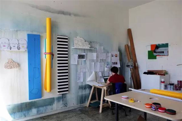 Hoel Duret works in his studio. (Photo provided to chinadaily.com.cn)