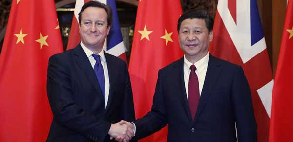Xi shakes with David Cameron in Beijing, Dec 2, 2013. (Photo/Xinhua)