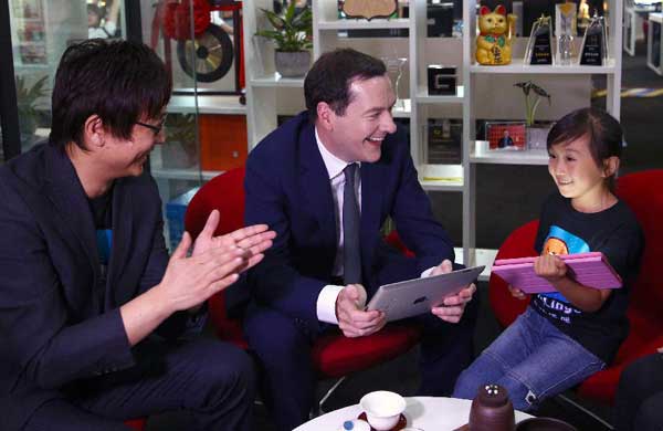 British Chancellor of the Exchequer George Osborne (C) talks with a girl at TechTemple in Beijing, capital of China, Sept 20, 2015. (Photo/Xinhua)