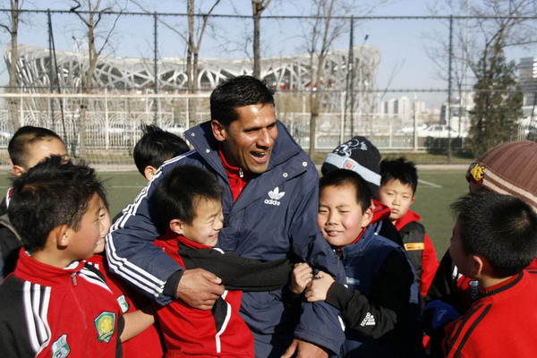 Photo taken in 2008 shows Terry Singh interacting with students during a training program at the Beijing Olympic Sports Center. (Provided by Terry Singh)