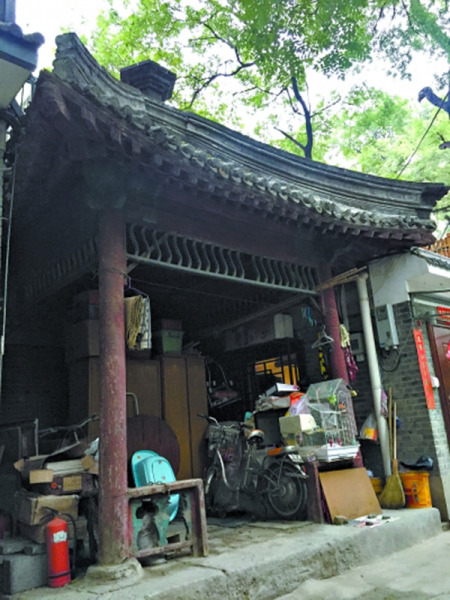 A pavilion at Lian Yuan is used as storage. The place used to be a private garden in Qing Dynasty. (Photo/ Beijing Daily)
