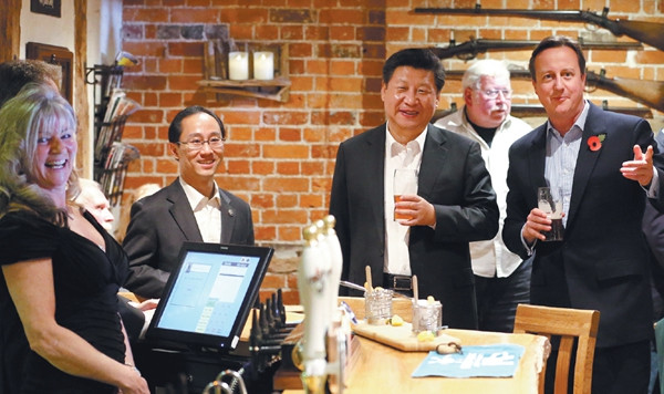 President Xi Jinping and Prime Minister David Cameron visit a pub in Princess Risborough, near Chequers, England, on Thursday. (PHOTO BY WU ZHIYI/CHINA DAILY)