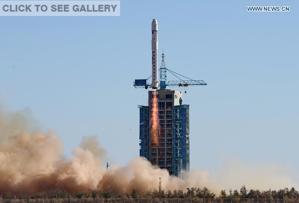 A Long March-2D carrier rocket carrying the Tianhui-1C mapping satellite blasts off from the launch pad at the Jiuquan Satellite Launch Center in northwest China's Gansu Province, Oct. 26, 2015. (Photo: Xinhua/Yang Shiyao)