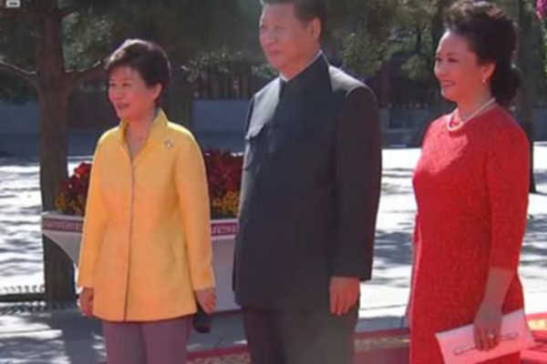 President Xi Jinping and wife Peng Liyuan, right, meet with South Korean President Park Geun-hye in Beijing on Sept 3, 2015. (Photo/screen shot from CCTV])