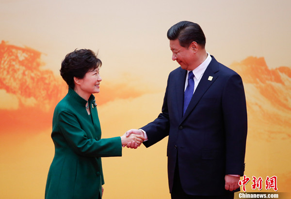President Xi Jinping meets South Korea's President Park Geun-hye at a welcoming ceremony during the APEC Summit at the International Convention Center in Beijing on Nov 11, 2014. (Photo/China News Service)
