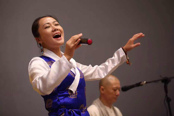 Dekyisto sings for foreign dignitaries at the Milan Expo in October 2015. (Photo courtesy of Liang Xu)
