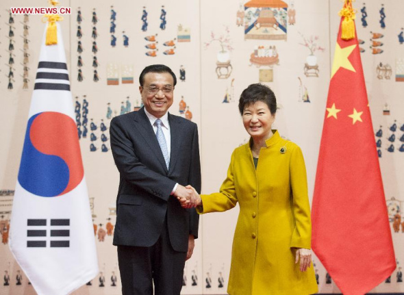 Chinese Premier Li Keqiang (L) holds talks with South Korean President Park Geun-hye in Seoul, capital of the Republic of Korea (ROK), Oct. 31, 2015. (Photo: Xinhua/Huang Jingwen) 