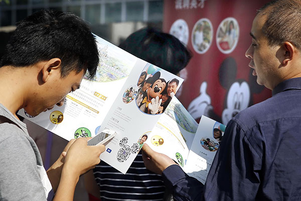 A university graduate attends a talent fair held by The Walt Disney Co in Shanghai. Its Chairman and Chief Executive Robert Iger said on Friday that the timing of China's relaxation of its family planning policy could prove perfect for the company. (Photo: China Daily/Yin Liqin)