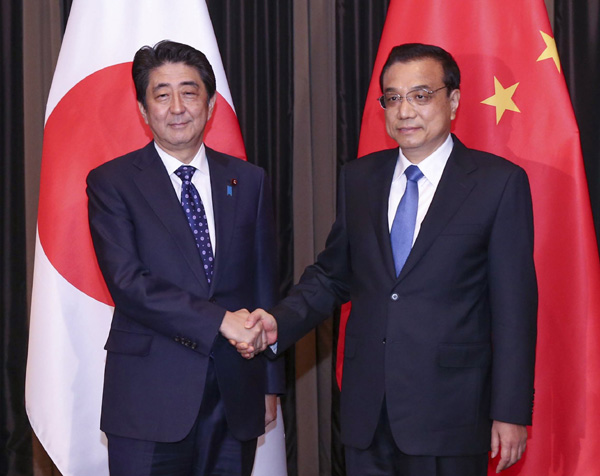 Premier Li Keqiang meets with Japanese Prime Minster Shinzo Abe at the hotel where Li was staying in Seoul on Sunday. (Photo/China News Service)