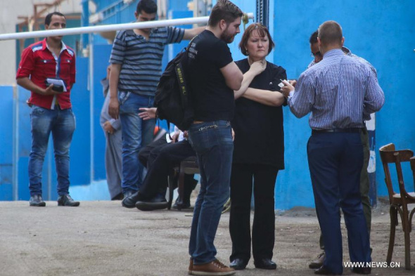 Members of a Russian delegation (3rd R and 4th R) talk with Egyptian officials outside the Zenhoum Morgue of Cairo, where bodies of plane crash victims are stored, Egypt, on Nov. 1, 2015. Egyptian and international investigators on Sunday have begun probing the reasons of a Russian passenger plane that crashed in Egypt's Sinai Peninsula on Saturday, state media reported. (Photo: Xinhua/Samer Abdallah)
