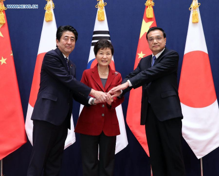 Chinese Premier Li Keqiang (R), Japanese Prime Minister Shinzo Abe (L) and South Korean President Park Geun-hye attend the sixth China-Japan-South Korea leaders' meeting in the South Korean capital of Seoul, Nov. 1, 2015. (Photo: Xinhua/Liu Weibing)