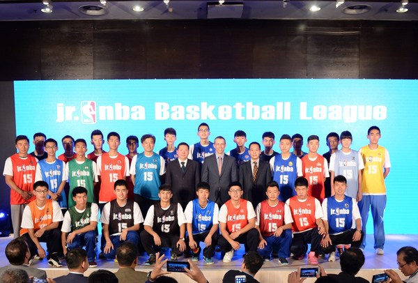 Beijing Municipal Bureau of Sports deputy director Chen Jie, center left, NBA China CEO David Shoemaker and Wang Dingdong, deputy director of Beijing Municipal Education Commission with young players at the launch. Photo provided to China Daily