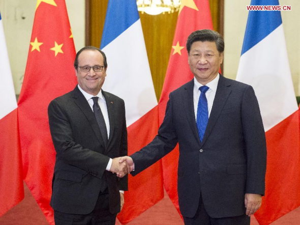 Chinese President Xi Jinping (R) shakes hands with French President Francois Hollande at the Great Hall of the People in Beijing, capital of China, Nov. 2, 2015. (Photo: Xinhua/Li Xueren)