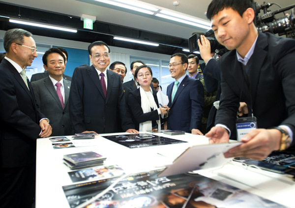 Premier Li Keqiang visits economic innovation center in Gyeonggi province in the ROK. (Photo/Xinhua)