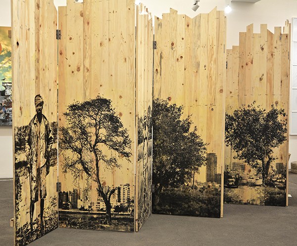 Indian artists display their works in a Beijing art show. Highlights include Unremitting Expansion by Pooja Iranna, Seventy Synonyms for Water in Sanskrit by Sheba Chhachhi, Vulnerable Guardians by Arunkumar H.G. and Untitled (Reflection) by Atul Bhalla.(Photo provided to China Daily)