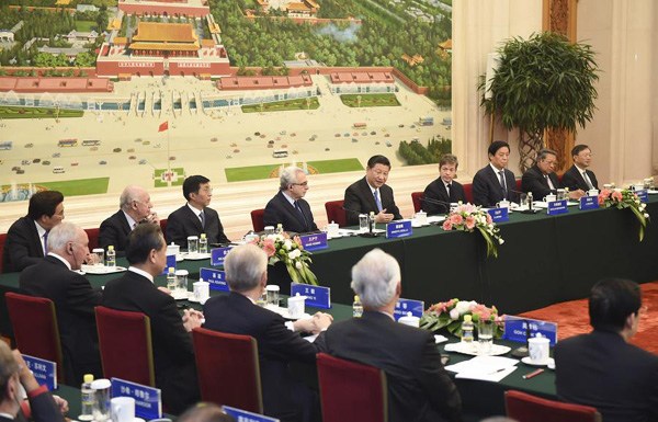 Chinese President Xi Jinping (5th R) meets with foreign participants in the second Understanding China Conference in Beijing, capital of China, Nov. 3, 2015.  (Photo/Xinhua)