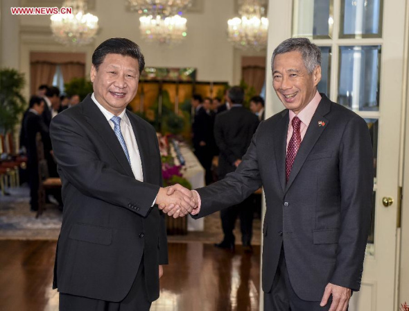 Chinese President Xi Jinping (L) meets with Singaporean Prime Minister Lee Hsien Loong in Singapore, Nov. 7, 2015. (Photo: Xinhua/Li Xueren) 