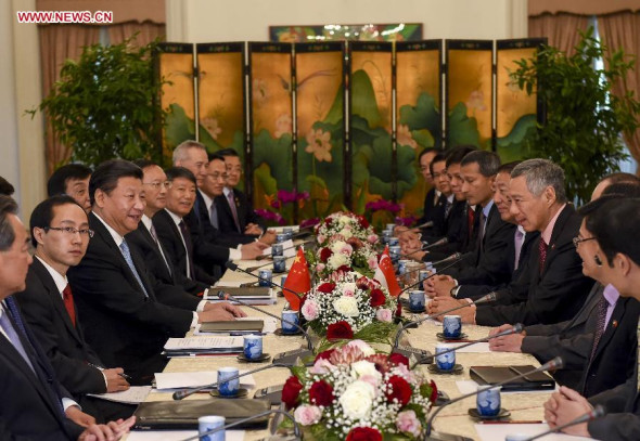 Chinese President Xi Jinping (3rd L) meets with Singaporean Prime Minister Lee Hsien Loong (3rd R) in Singapore, Nov. 7, 2015. (Photo: Xinhua/Li Xueren) 