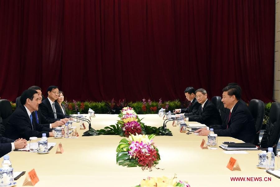 Xi Jinping (1st R) meets with Ma Ying-jeou (1st L) at the Shangri-La Hotel in Singapore, Nov. 7, 2015. (Photo: Xinhua/Rao Aimin)