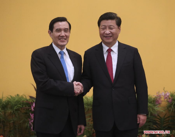 Xi Jinping (R) shakes hands with Ma Ying-jeou during their meeting at the Shangri-La Hotel in Singapore, Nov. 7, 2015. (Photo: Xinhua/Lan Hongguang)