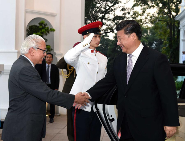 Chinese President Xi Jinping (R, front) meets with his Singaporean counterpart Tony Tan Keng Yam in Singapore, Nov. 6, 2015. (Xinhua/Rao Aimin)