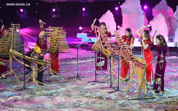 Actor and actresses perform during the opening ceremony of the 14th Asia Arts Festival & the 2nd Maritime Silk Road International Arts Festival in Quanzhou, Southeast China's Fujian province, Nov 8, 2015. The festival kicked off Sunday, drawing participants from over 40 countries and regions. (Photo/Xinhua)