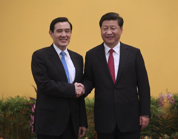 Xi Jinping (R) shakes hands with Ma Ying-jeou during their meeting at the Shangri-La Hotel in Singapore, Nov. 7, 2015. (Photo: Xinhua/Lan Hongguang)
